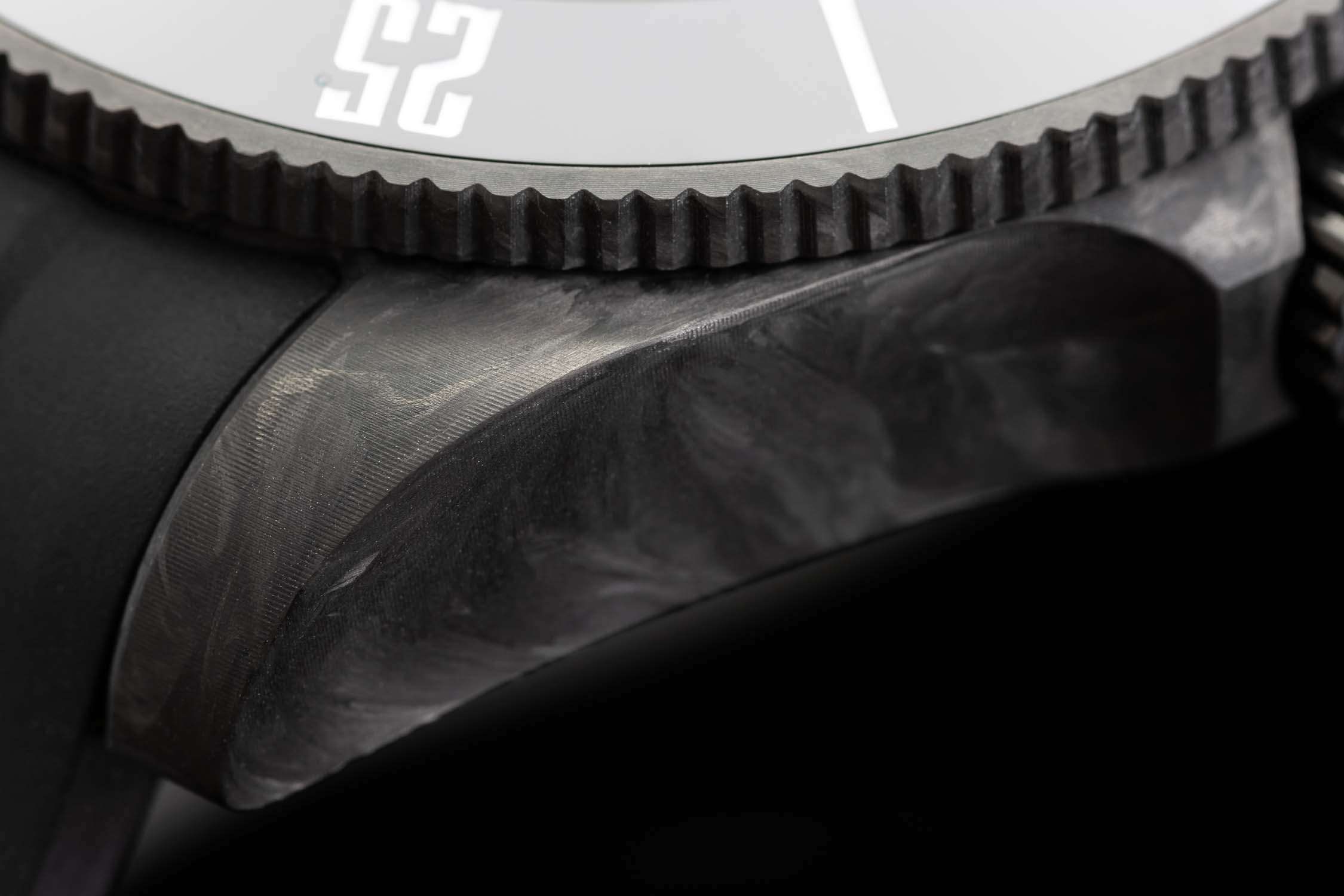Seascoper 600 CarbonTech首次引進帶紋理啞光黑色碳纖作表殼。