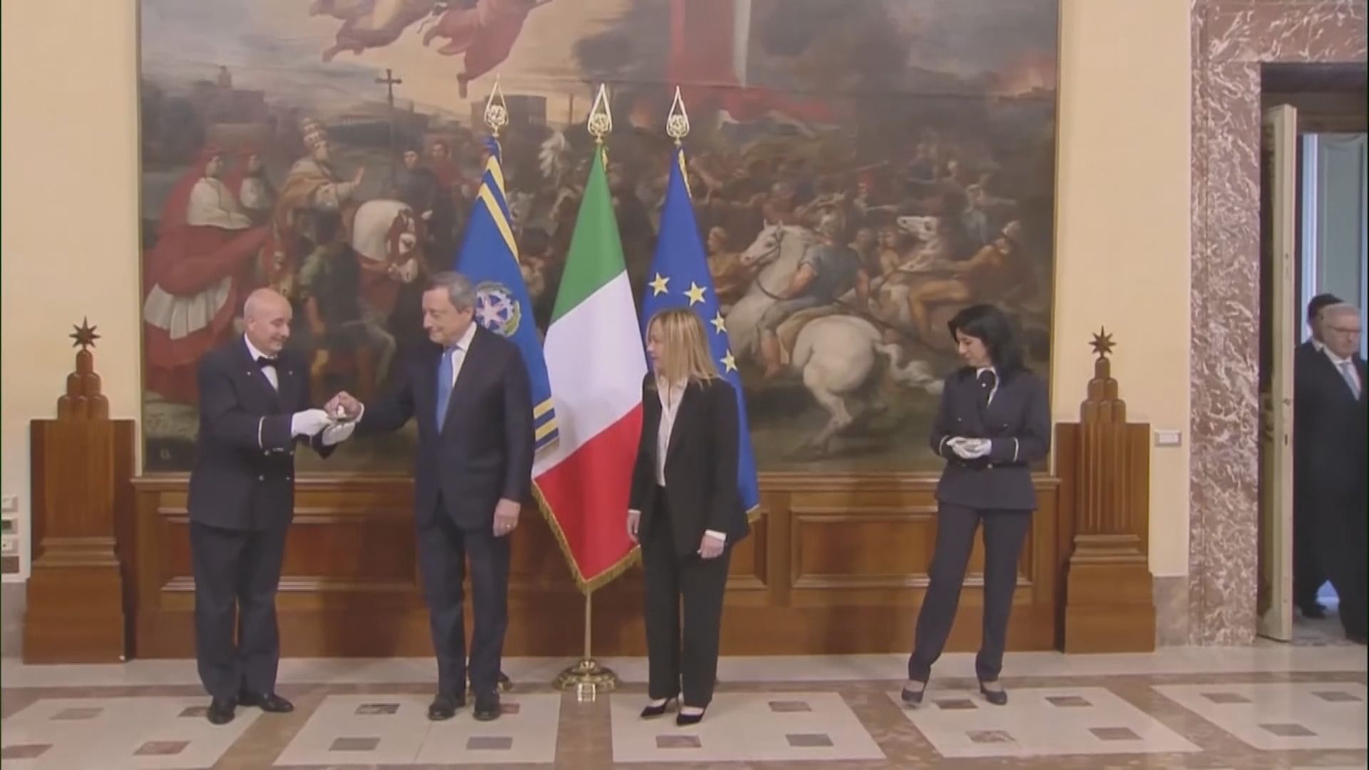 意大利總理梅洛尼出席傳統敲鐘儀式　象徵權力交接