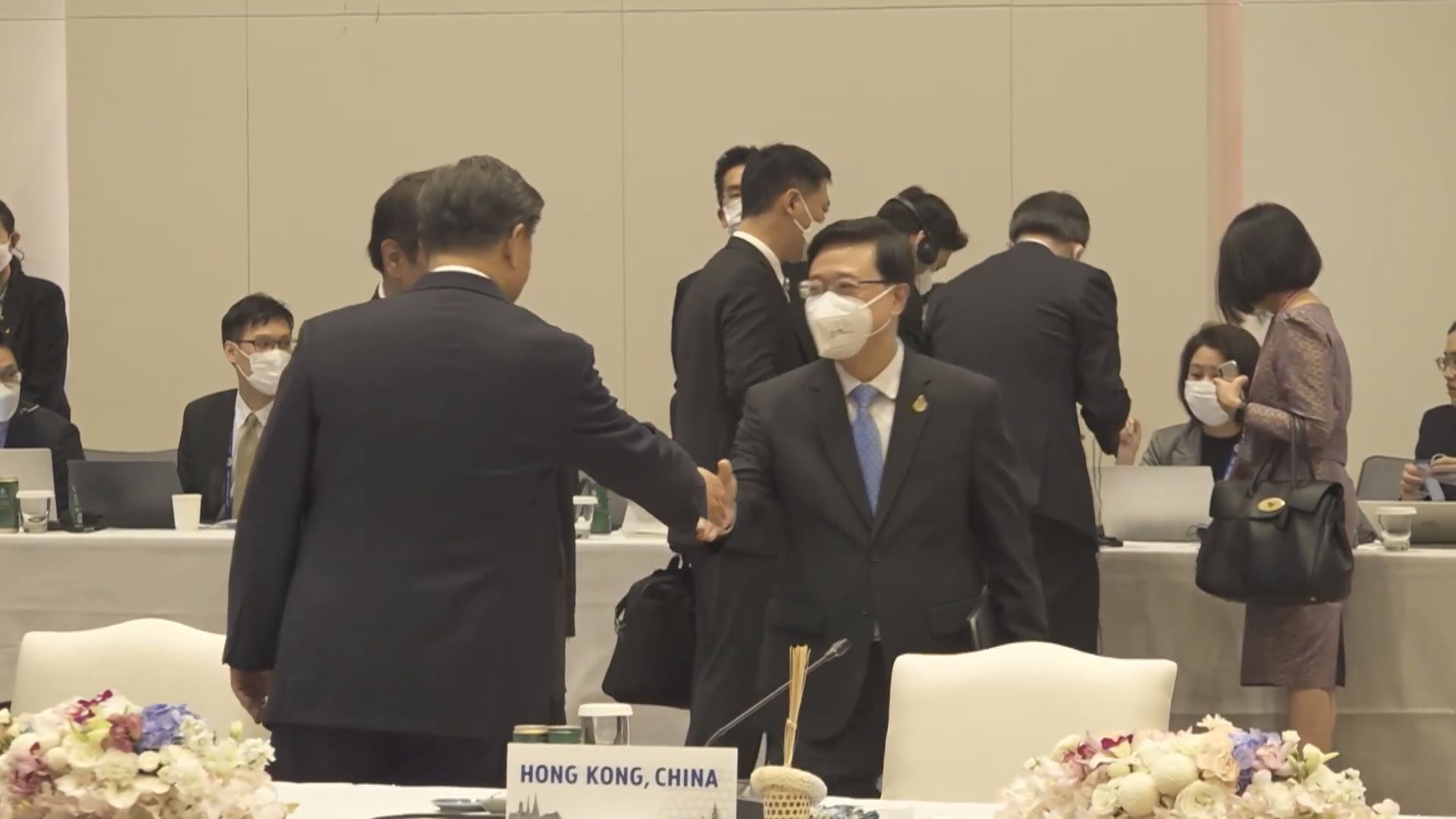李家超與國家主席習近平在APEC握手交談