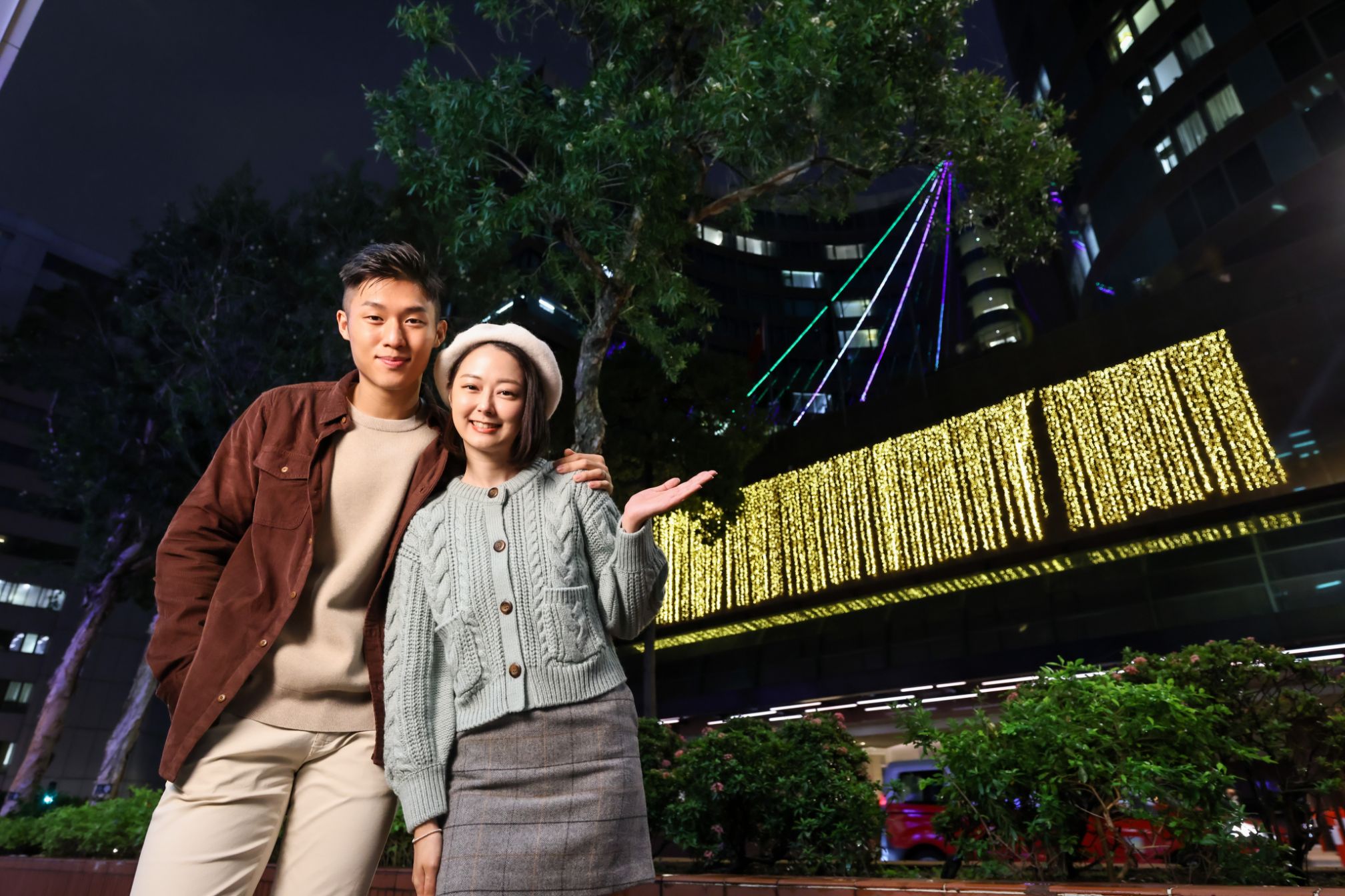千禧新世界香港酒店採用環保燈泡堆砌出金光閃閃的「垂珠」