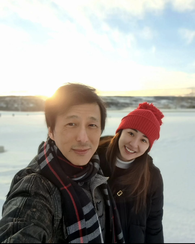 【重新出發】鄧健泓爆已與愛妻移民加拿大　結婚五周年曬雪地合照放閃
