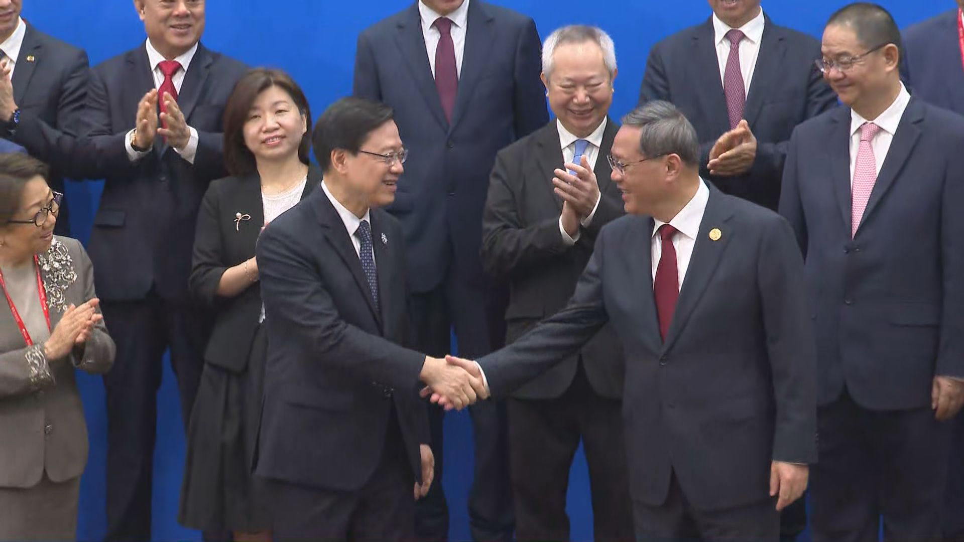 李家超參與博鰲論壇　開幕禮前與總理李強握手