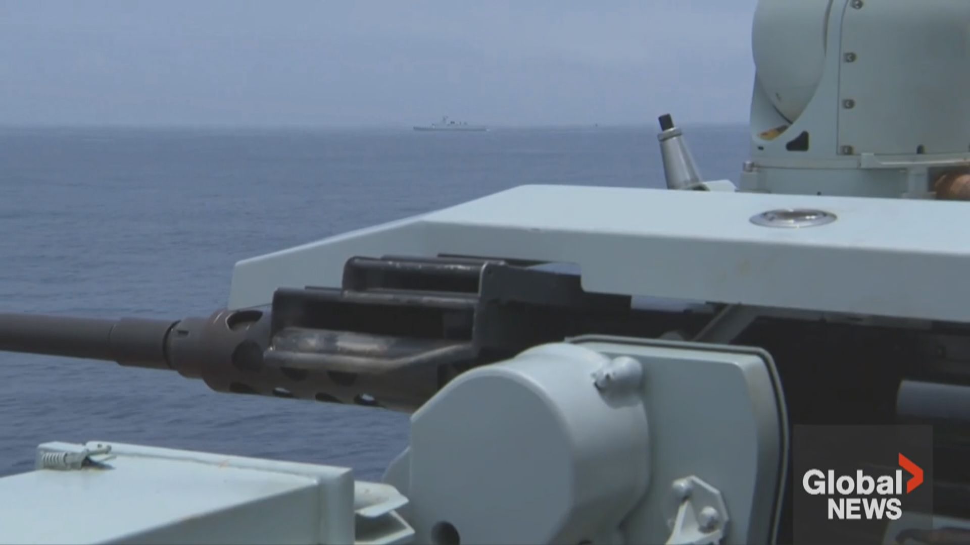 美艦鍾雲號通過台海期間與解放軍艦隻相距不足140米