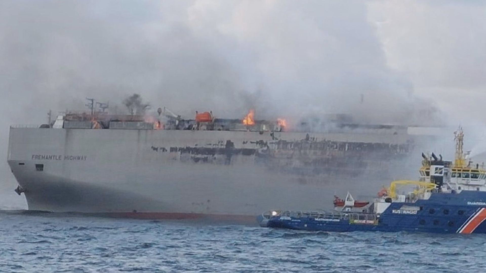 荷蘭外海運載大批汽車貨船著火 一人死亡多傷
