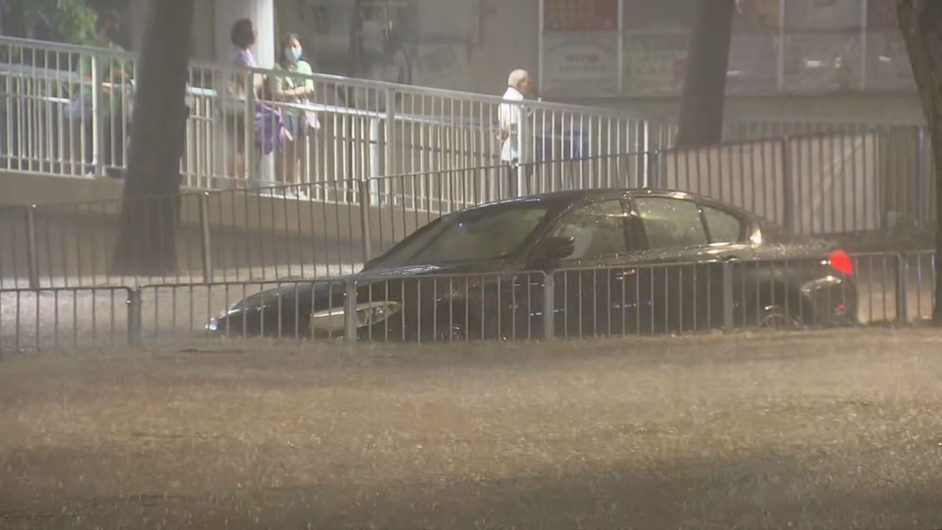 黑雨下全港多區嚴重水浸 水淹港鐵站 北區重災