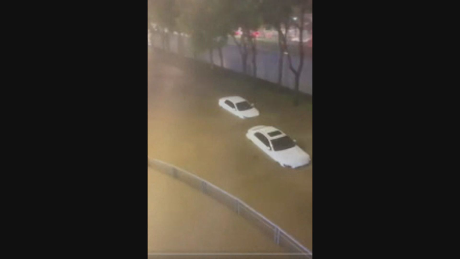 暴雨下深圳多處地方水浸 有車主指昨晚水深及腰要跳車離開