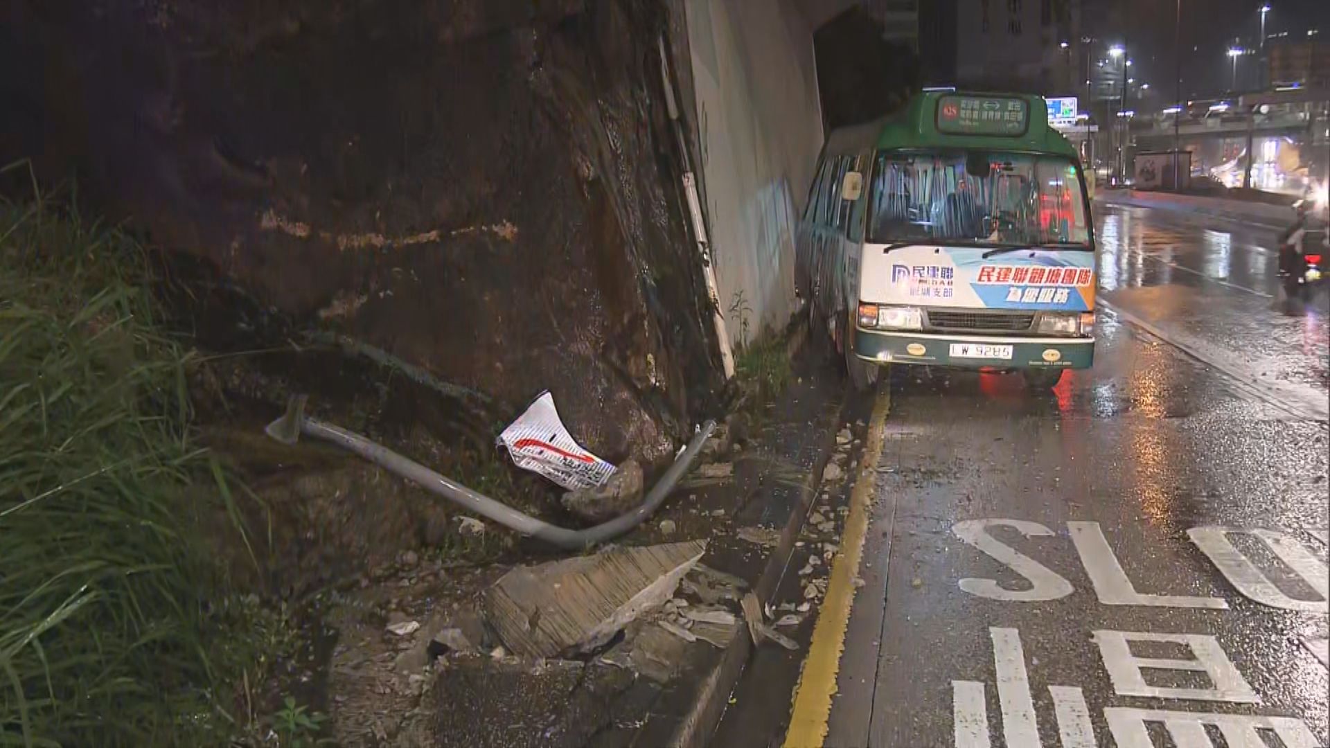 紅磡小巴疑天雨失控撞路牌釀兩傷