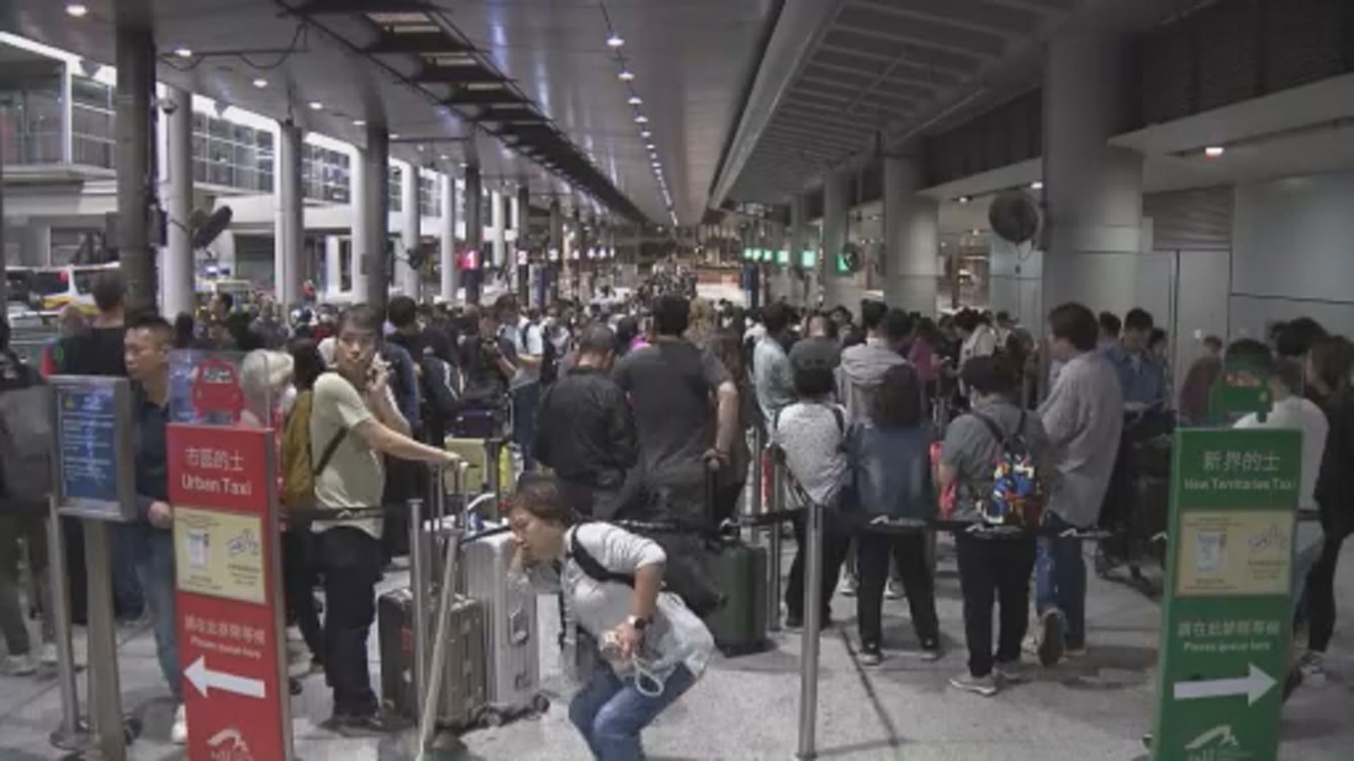 機場快綫暫停服務 大批旅客等的士離開預計要等三小時