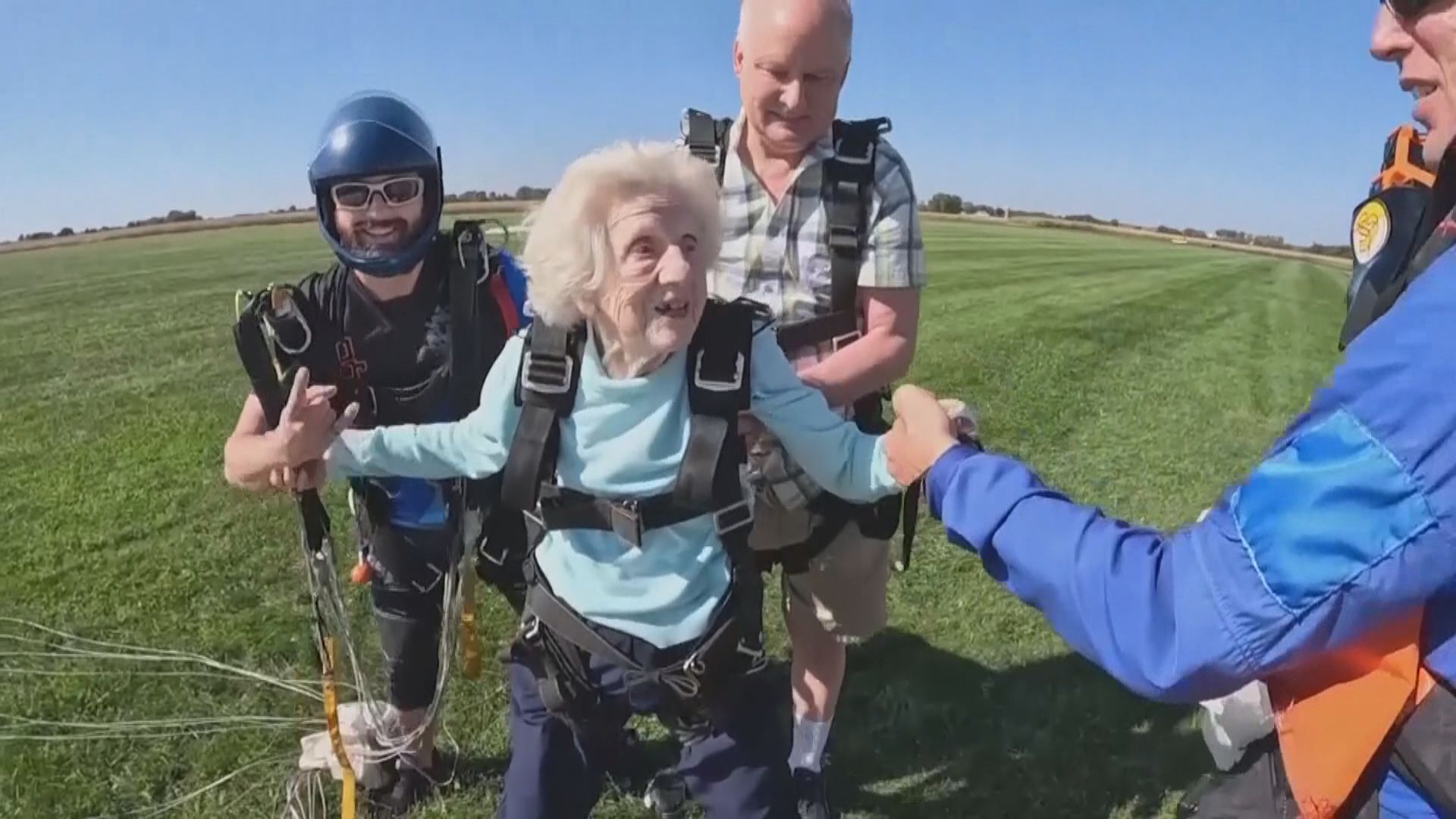 成功挑戰高空跳傘 美國104歲婆婆睡夢中離世