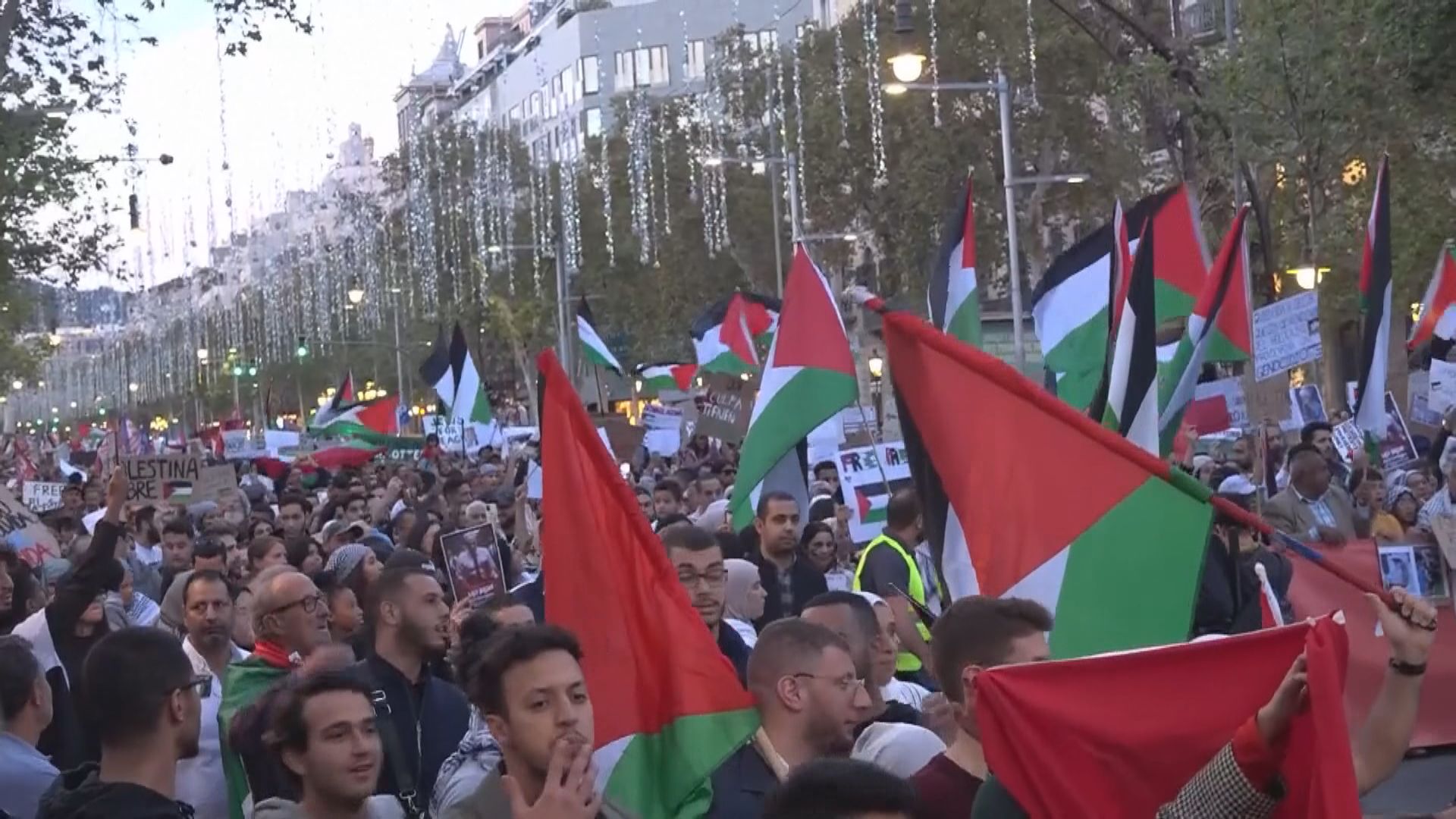 英國倫敦有十萬人遊行支持巴勒斯坦