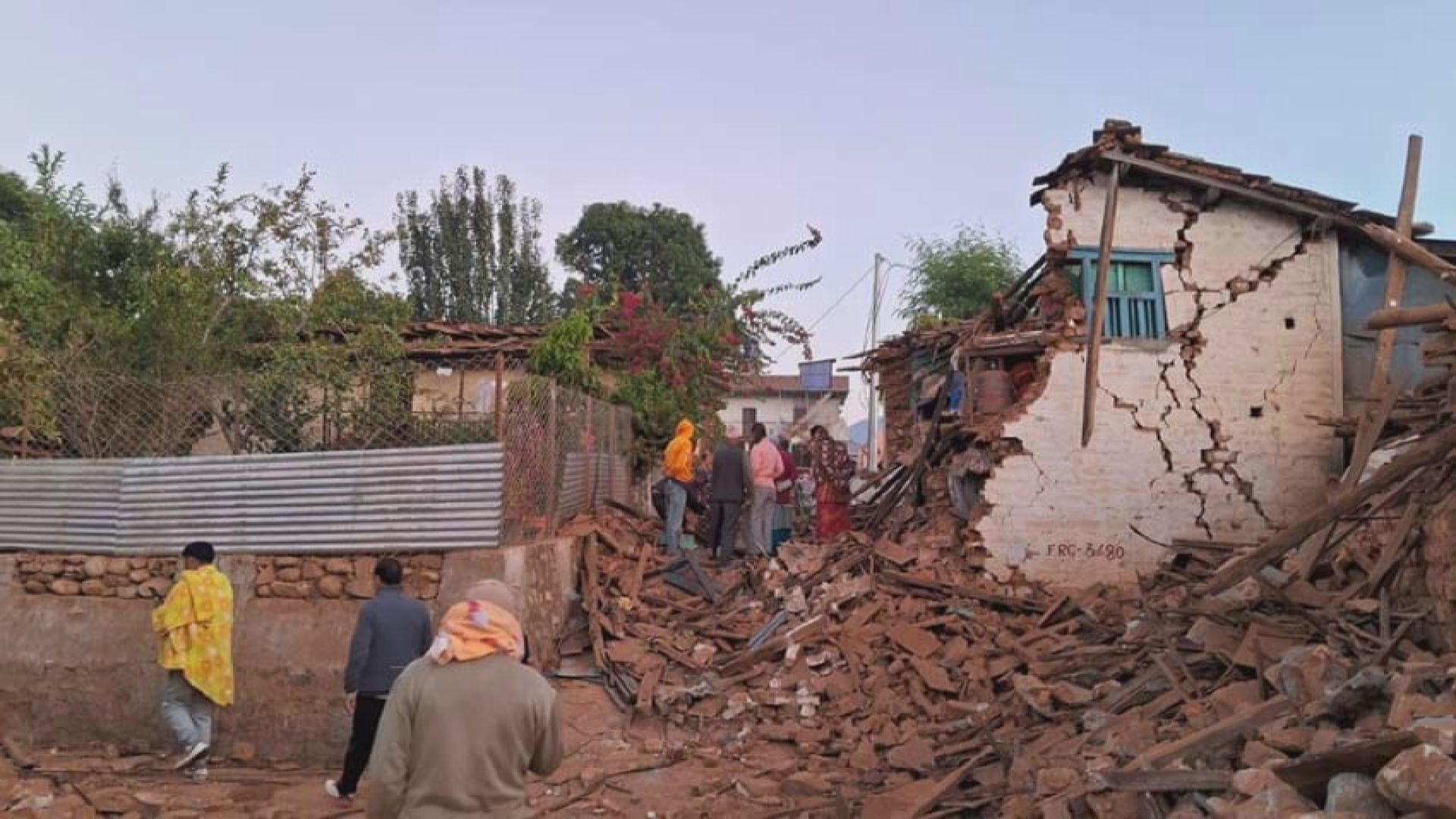 尼泊爾5.6級地震增至128人死亡、140人受傷