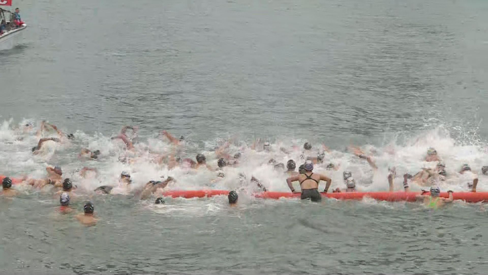 維港泳吸引4000人參加 有人不適要扶上醫療船