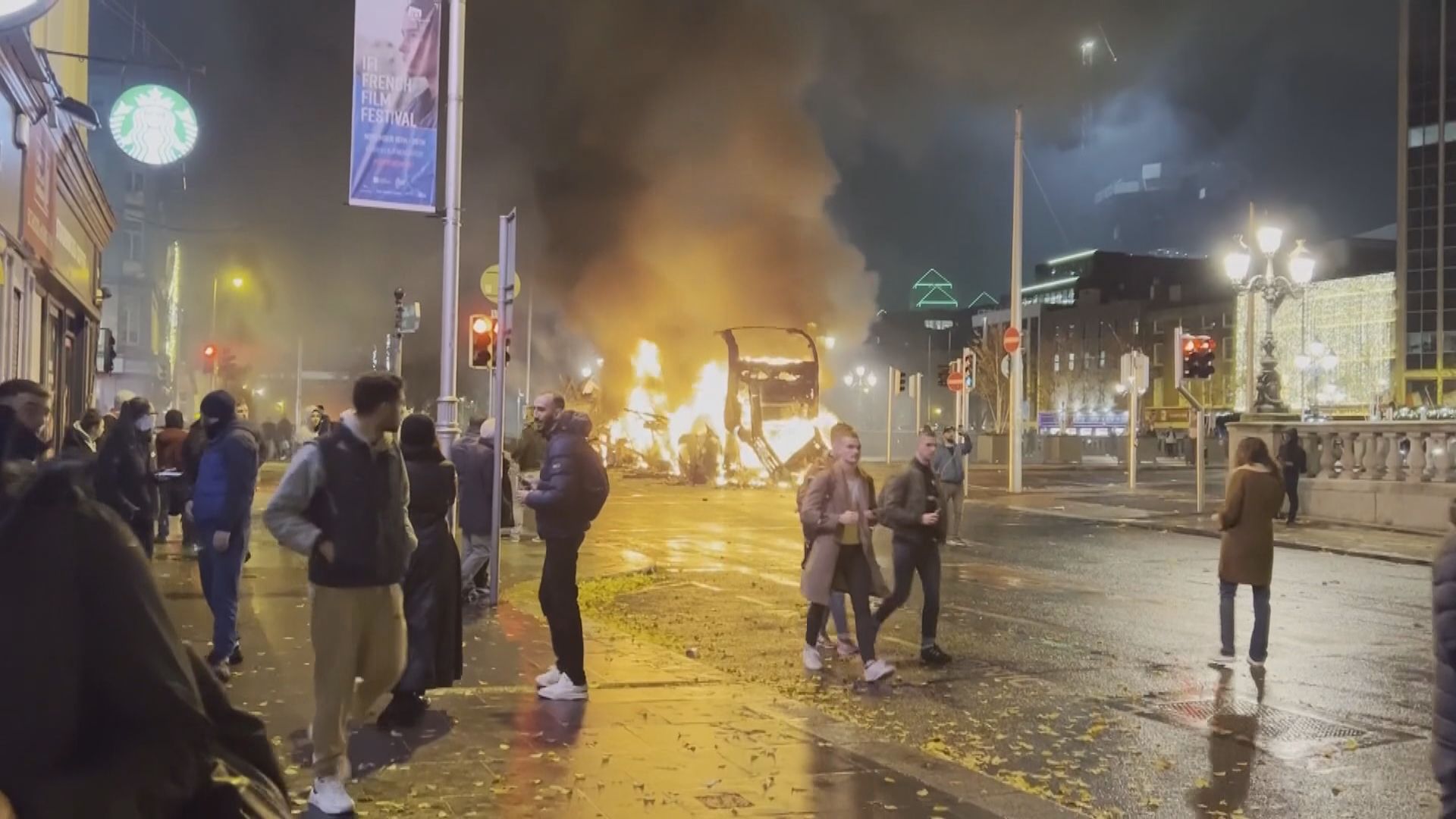 愛爾蘭都柏林發生持刀傷人案觸發大規模反移民示威