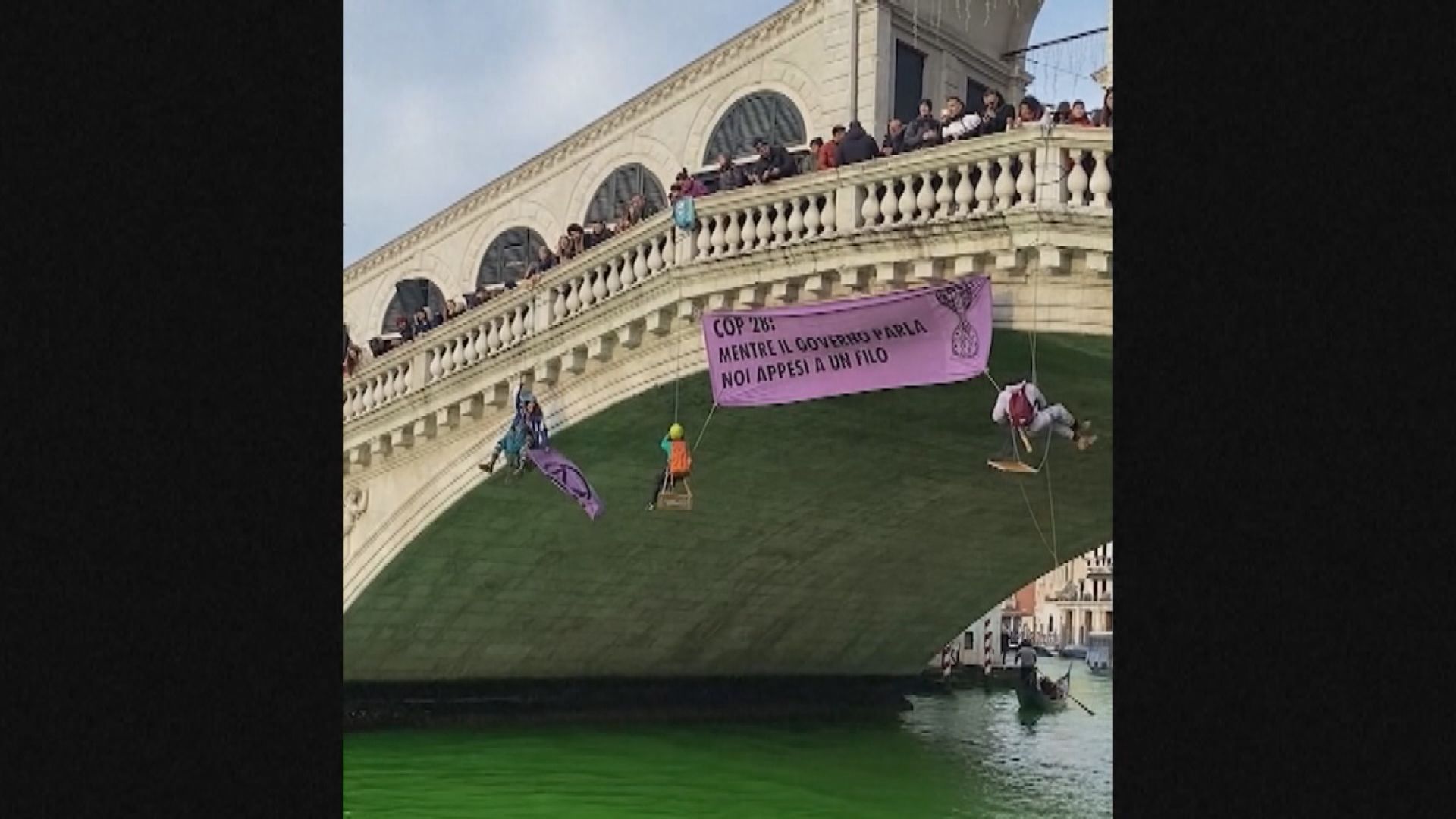 環保分子將威尼斯運河河水染綠抗議應對氣候變化不力