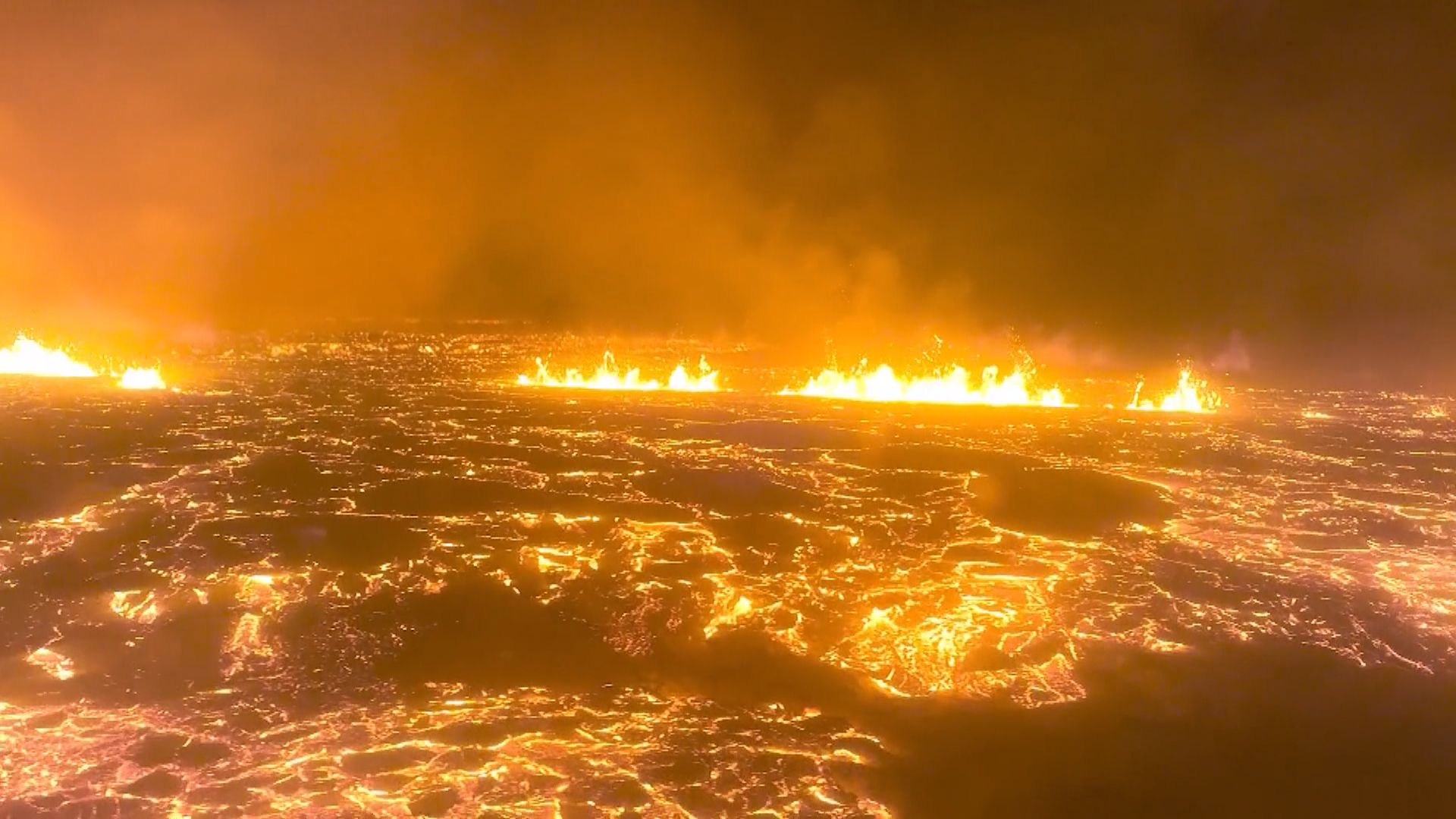 冰島雷克雅內斯半島火山爆發 有毒氣體持續噴出當局籲民眾不要接近