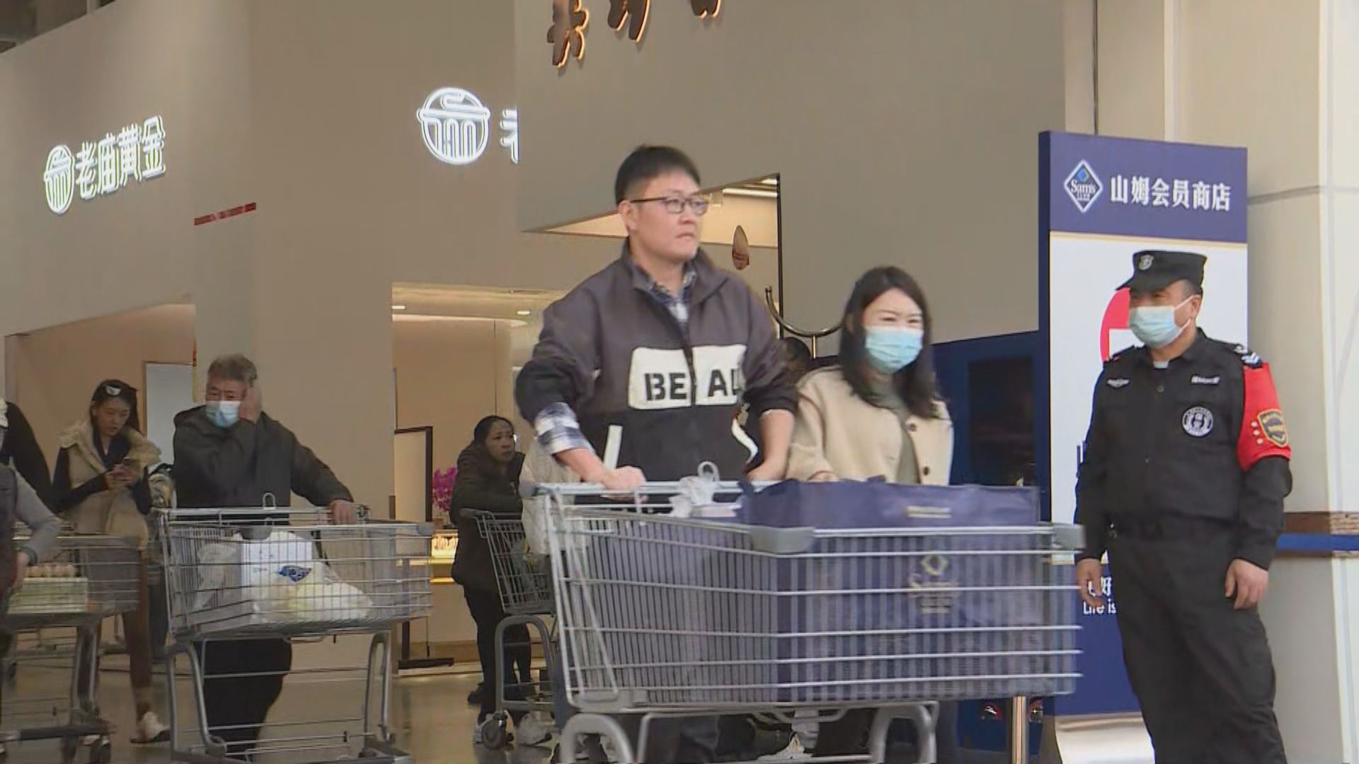 港人乘坐新開直通過境巴士線 深圳超市掃貨