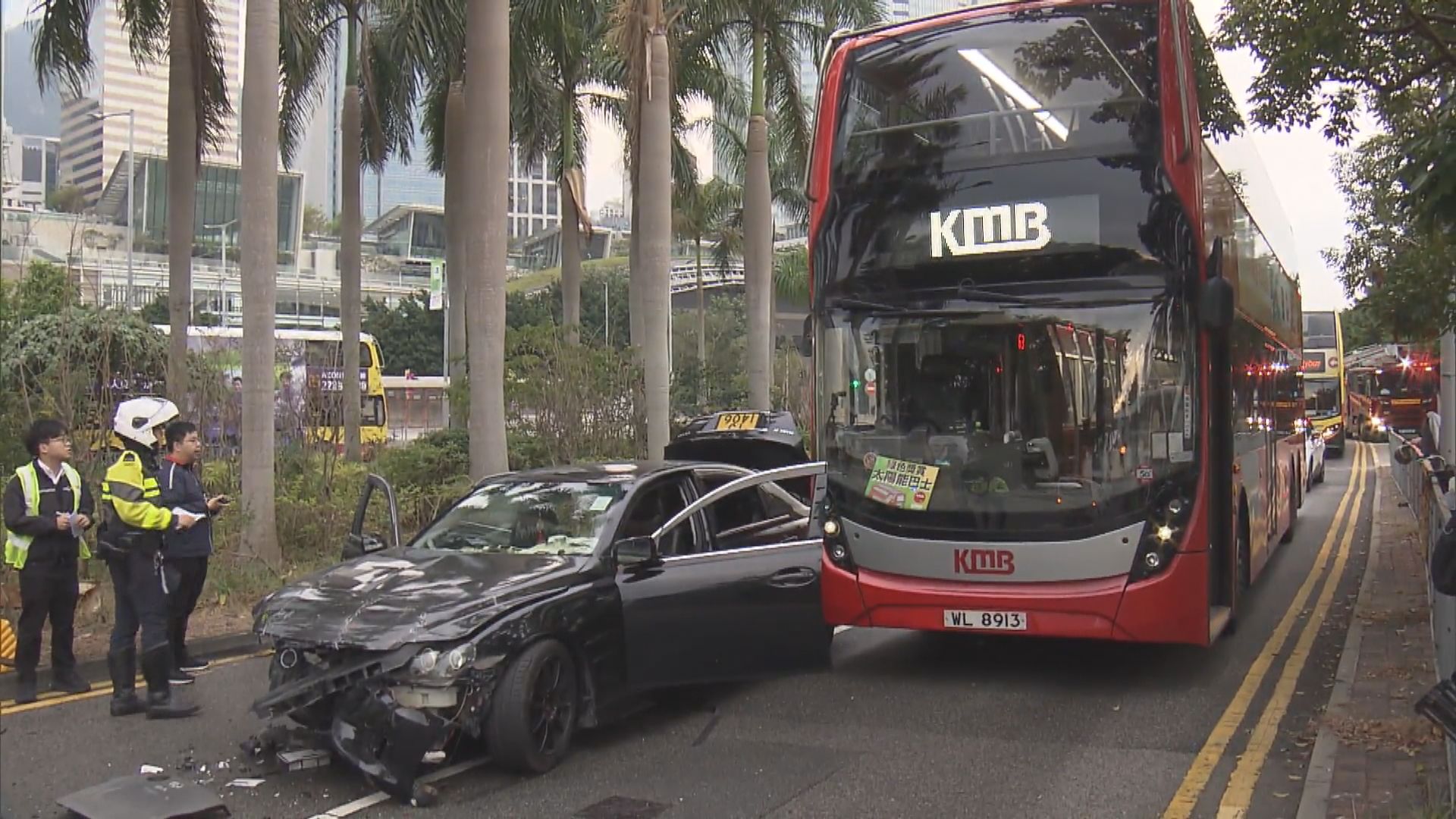 中環私家車撞兩架巴士後司機及四乘客逃去