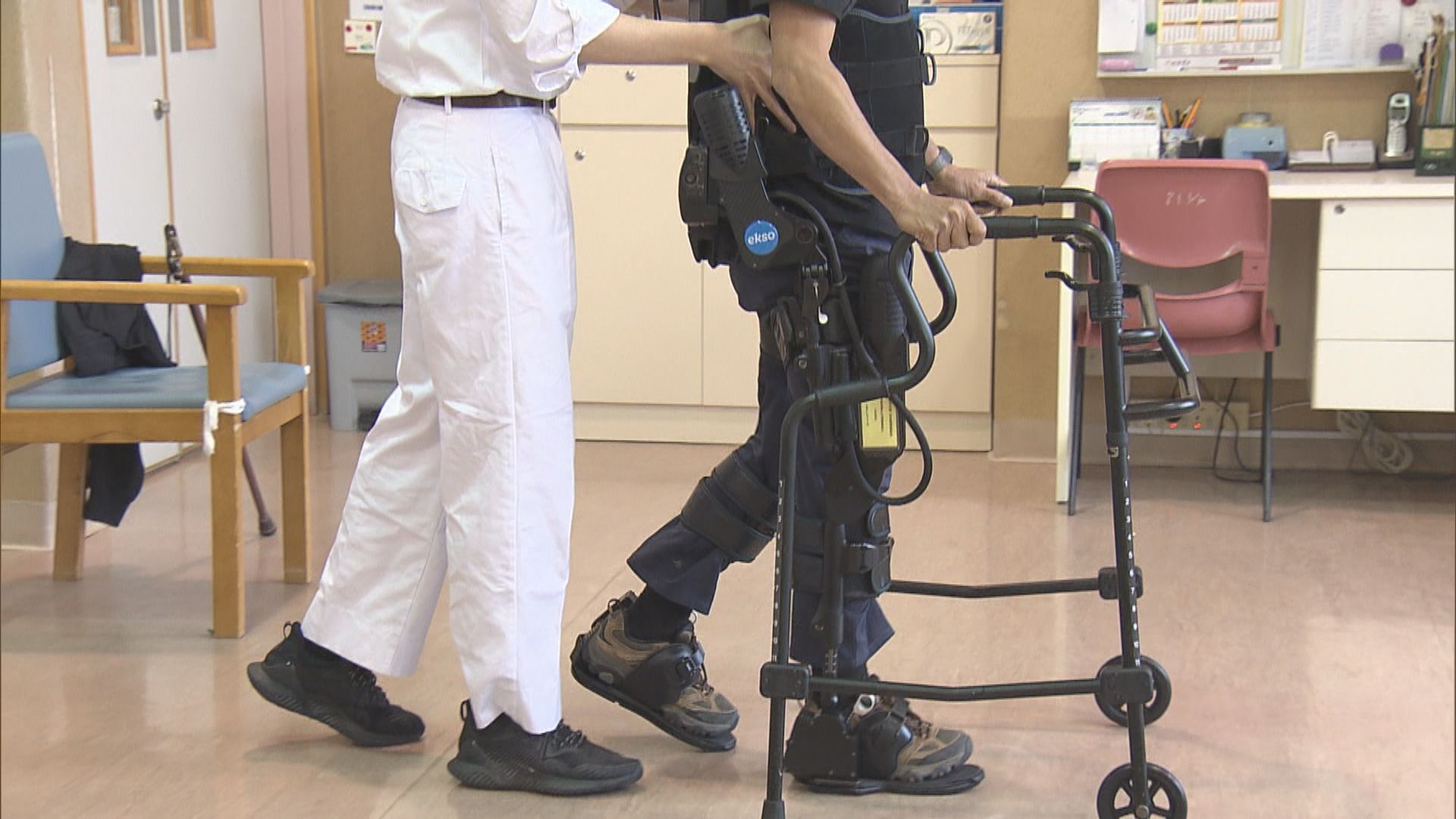 醫管局推出外骨骼機械人訓練 輔助病人訓練走路
