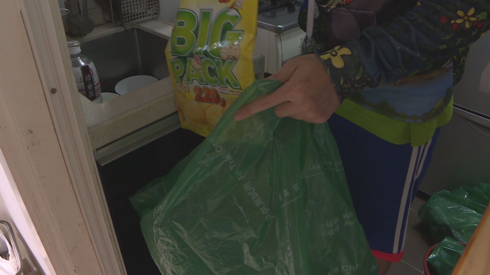 環境局澄清沒限制向有需要人士派發指定垃圾袋