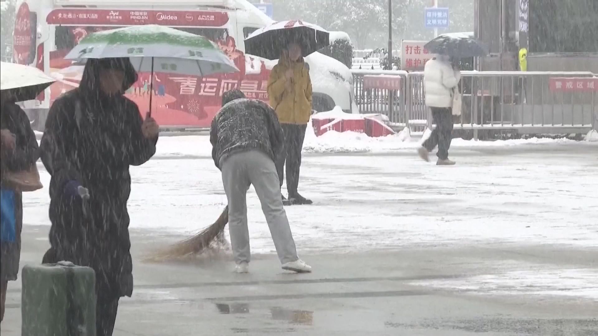 內地南方廣泛地區暴雪持續 湖北等地市場頂棚因積雪倒塌 至少兩死