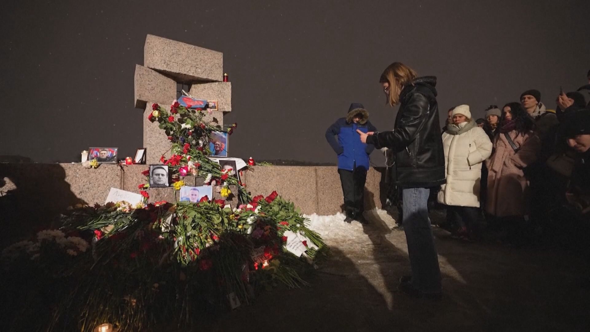 俄羅斯多個城市有民眾悼念納瓦爾尼 部分人被帶走