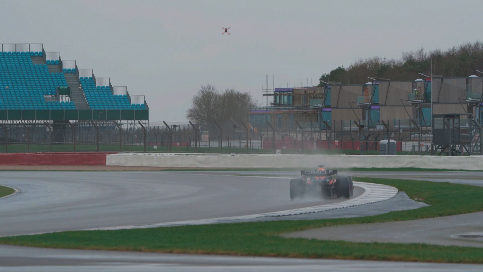 F1車手韋斯塔本與無人機鬥極速