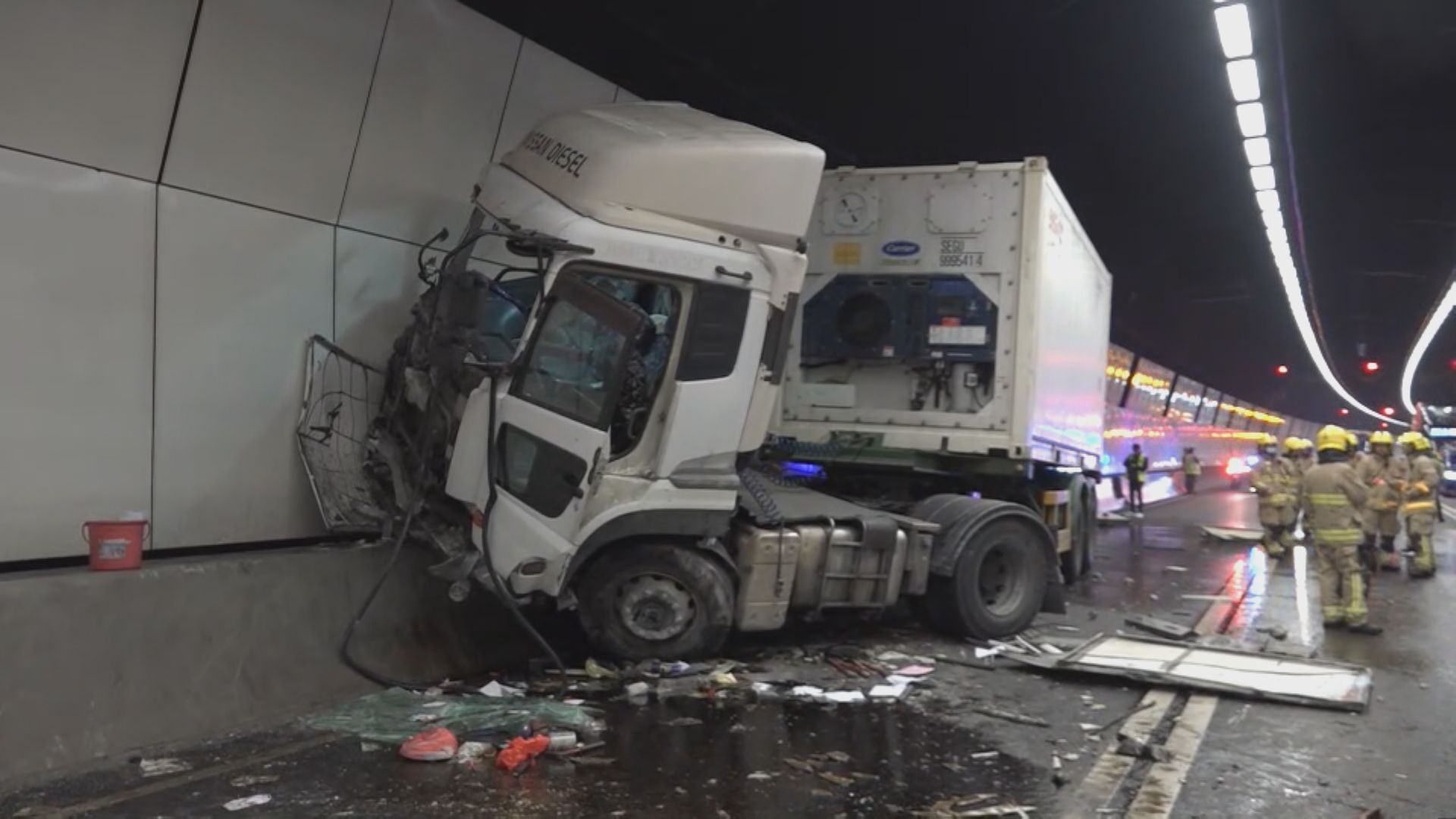 長青隧道內貨櫃車撞牆司機受傷