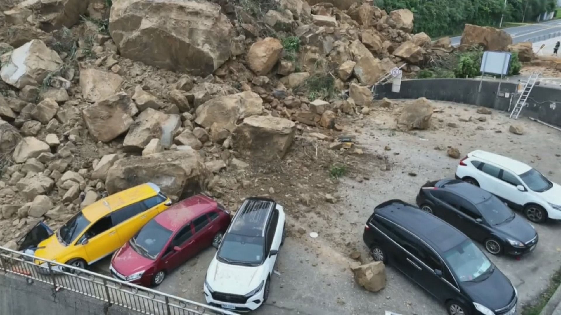 台灣基隆潮境公園路口山崩擊中多輛車 至少兩傷