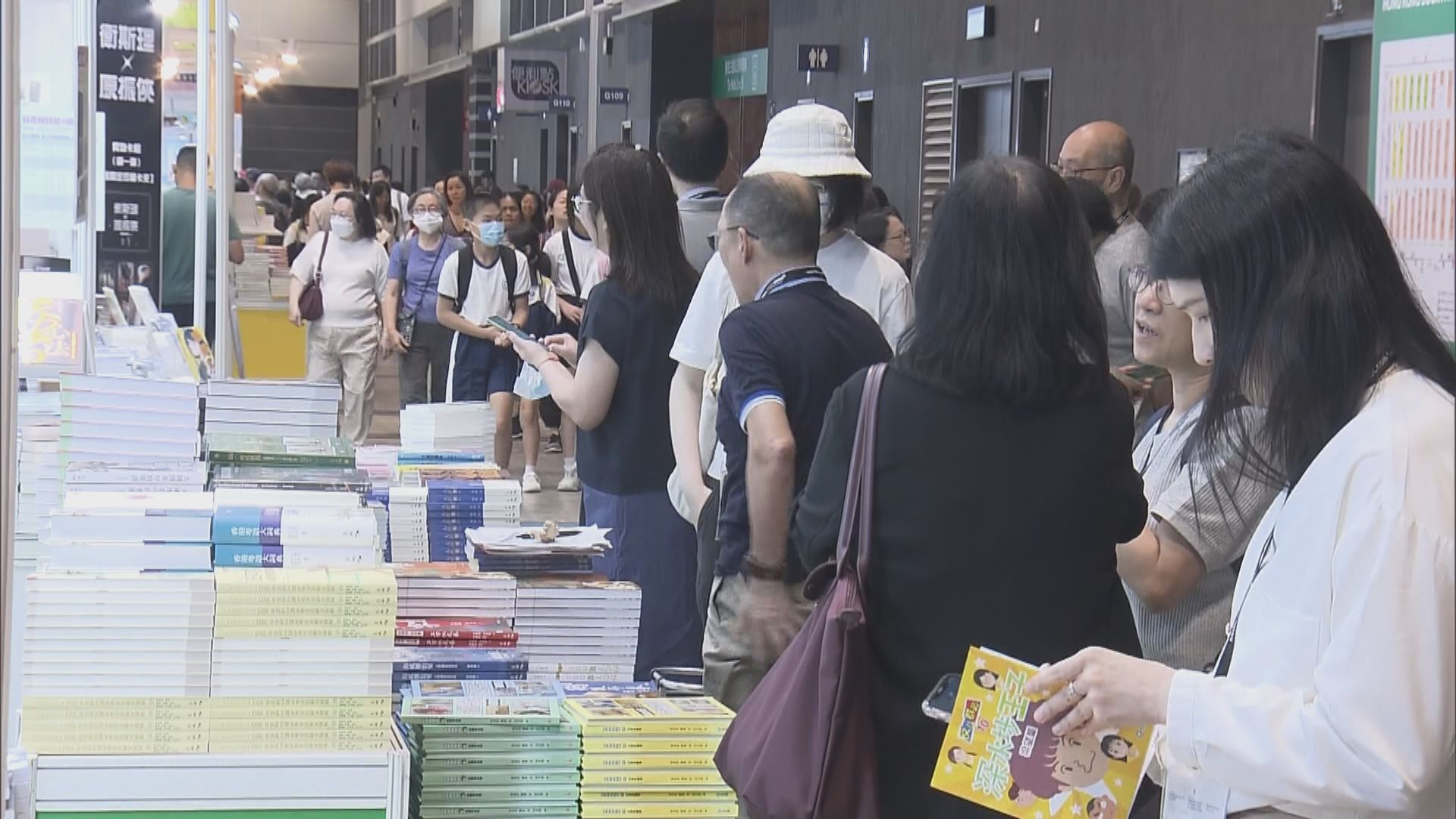 香港書展開鑼 有人凌晨五點排隊 有參展商冀清貨