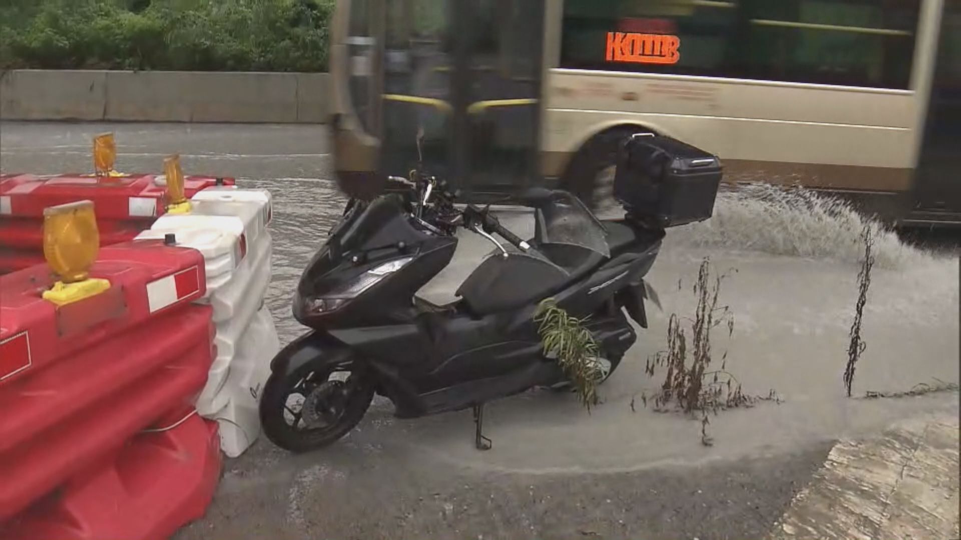 大老山公路水浸　電單車失事一傷