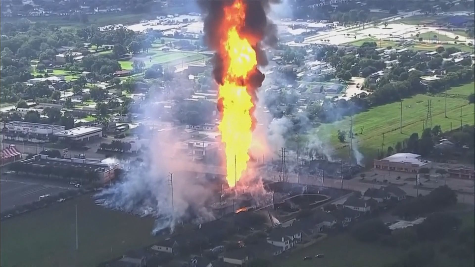 美國加州休斯敦市郊有天然氣管道爆炸著火　噴出巨型火柱