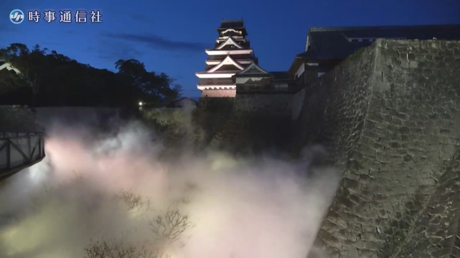 日本熊本城推出人造雲海　吸引遊客「打卡」