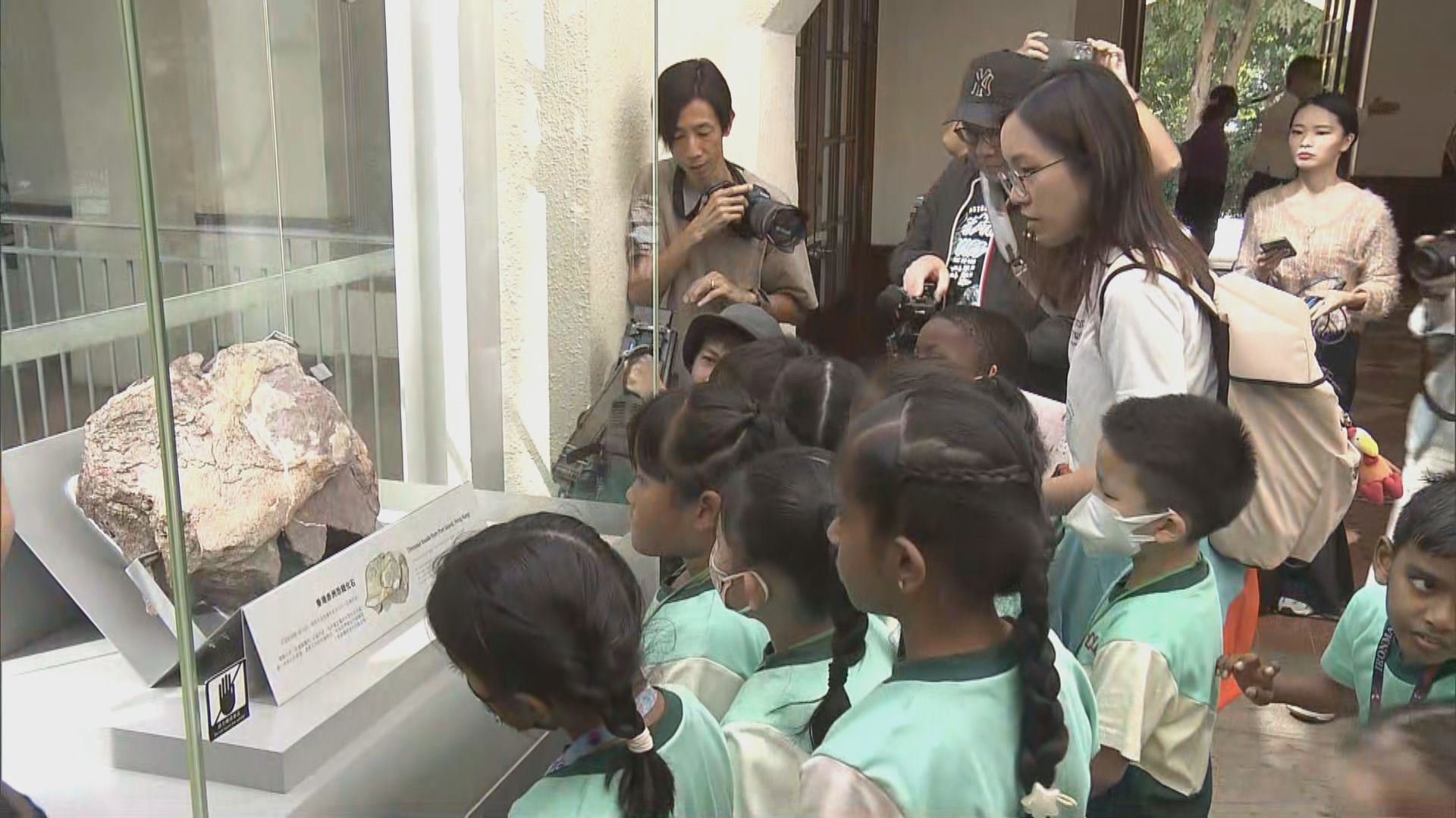 文物探知館展出本土恐龍化石　設電子屏幕講解