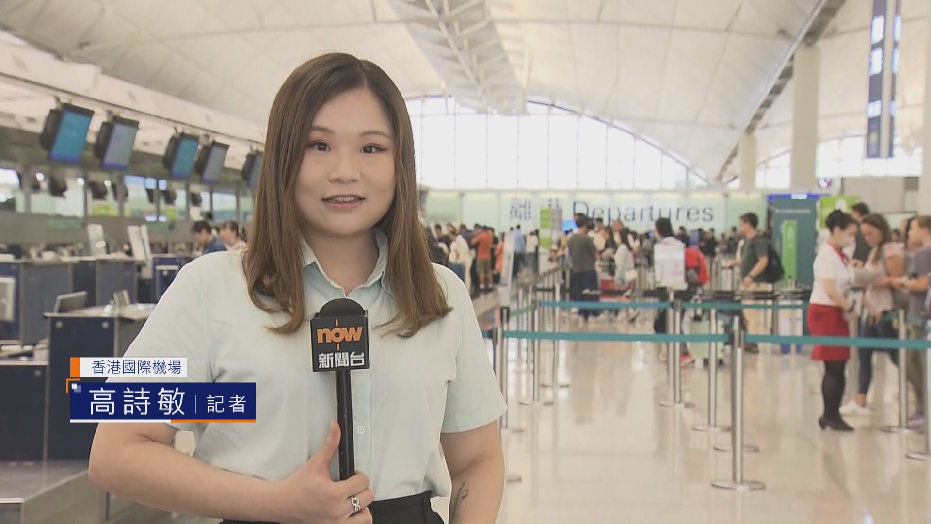 記者直擊｜五一黃金周開始　機場離境大堂有大批旅客準備外遊