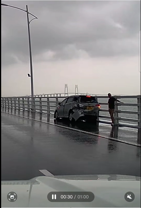 七人車車尾亦有損毀。Tom Li@Facebook(車cam L（香港群組）)