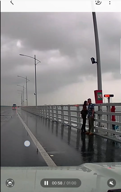 事後Tesla上兩男女站在路旁疑致電求助。Tom Li@Facebook(車cam L（香港群組）)