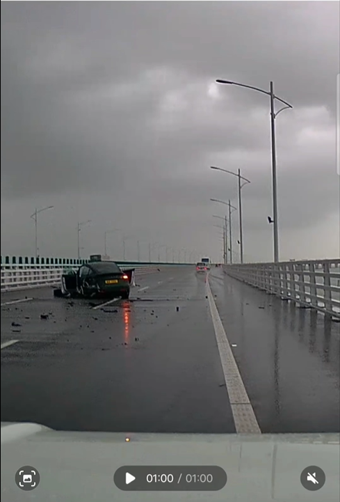 Tesla橫亘路中，零件四散。Tom Li@Facebook(車cam L（香港群組）)