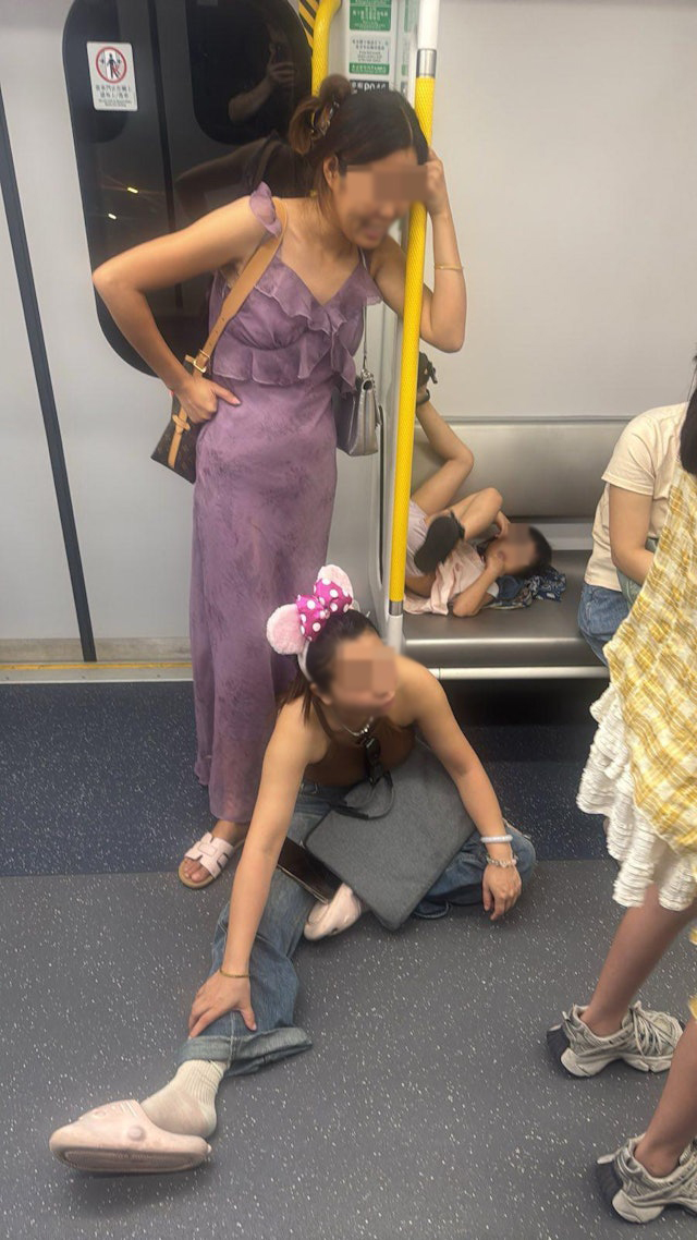 無品乘客|港鐵內地客坐地下踩玻璃無視他人 內地網民斥:丟臉丟到香港
