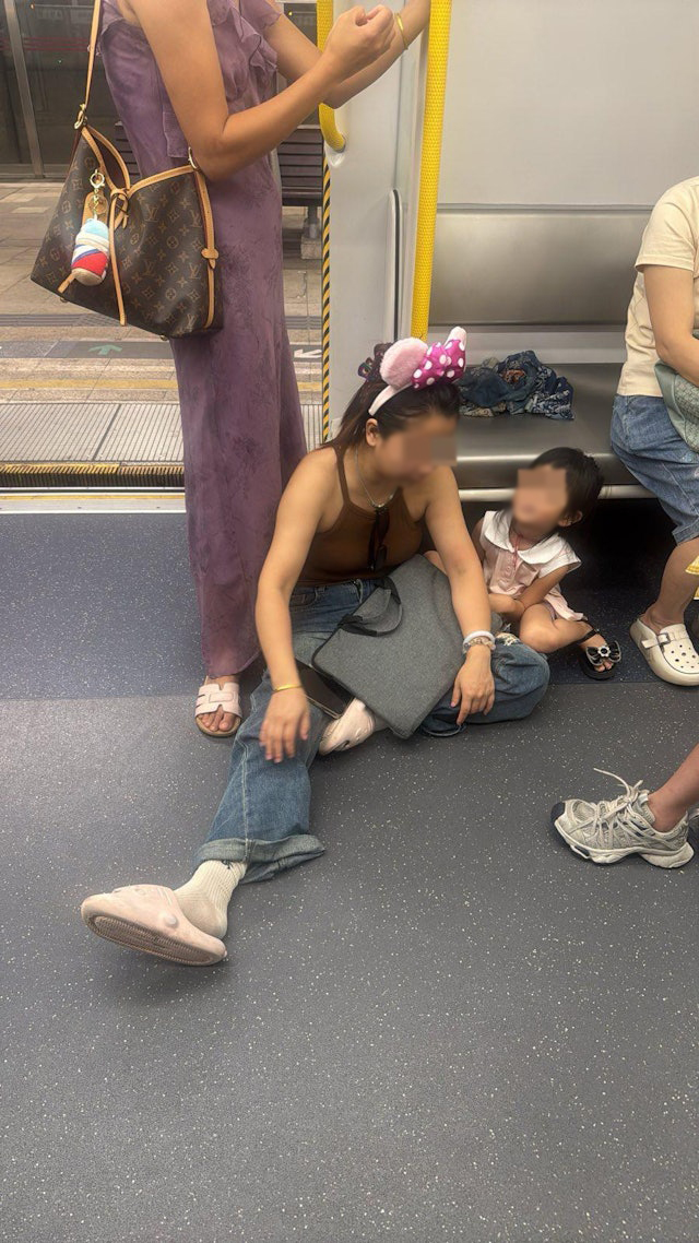 無品乘客|港鐵內地客坐地下踩玻璃無視他人 內地網民斥:丟臉丟到香港