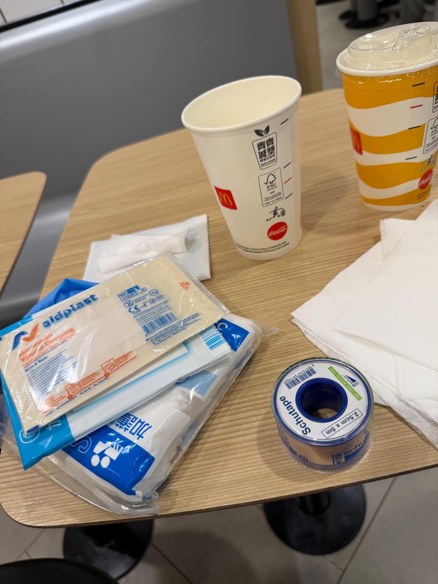 好人好事|港女落雨「炒車」割傷腿 獲快餐店經理熱心照顧 霸氣說話令事主直呼「好有愛」