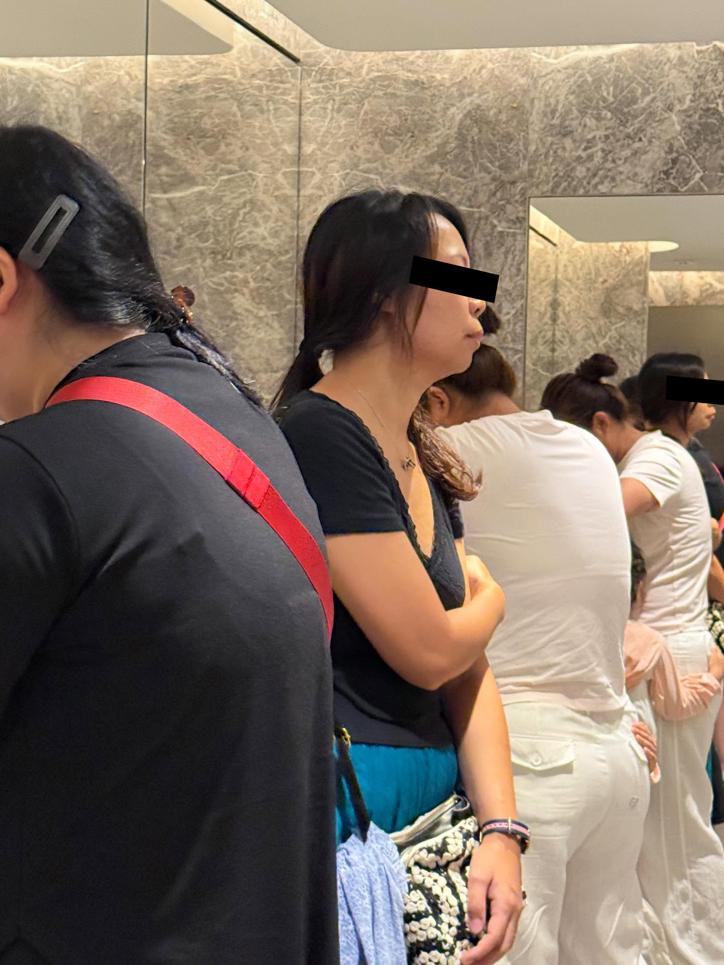 中環商場大媽疑抱小童在洗手盆如廁 捱罵後出言反駁 網民直斥嘔心