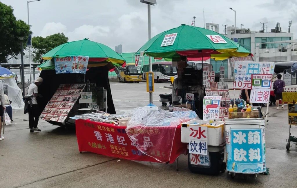 金紫荊廣場化身「港版東門夜市」 擺賣八寶粥、各類飲料 內地旅客體驗「秒回國內」感覺奇妙