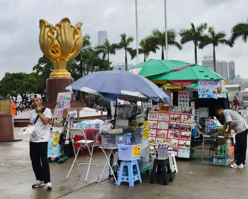 金紫荊廣場化身「港版東門夜市」 擺賣八寶粥、各類飲料 內地旅客體驗「秒回國內」感覺奇妙