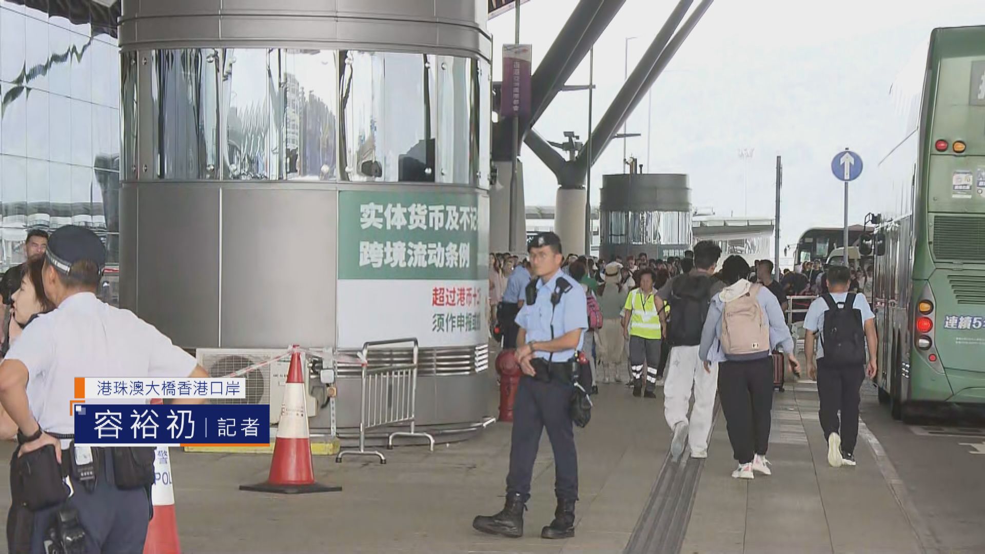 記者直擊｜數百人在港珠澳大橋香港口岸等候乘金巴前往澳門