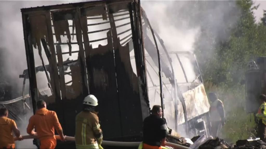 德國旅遊巴與貨車相撞後起火