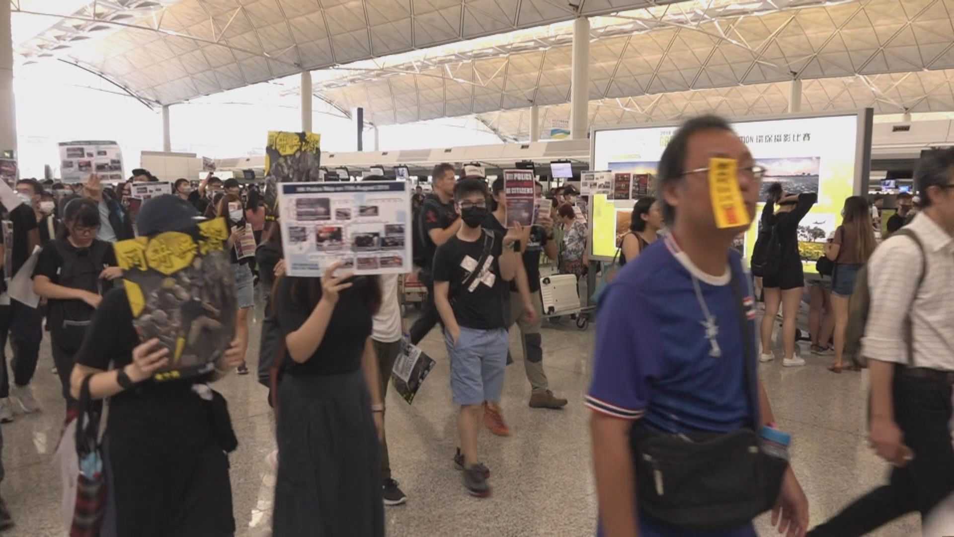 【憂局勢惡化】機場航班因示威取消 夜期曾跌逾200點