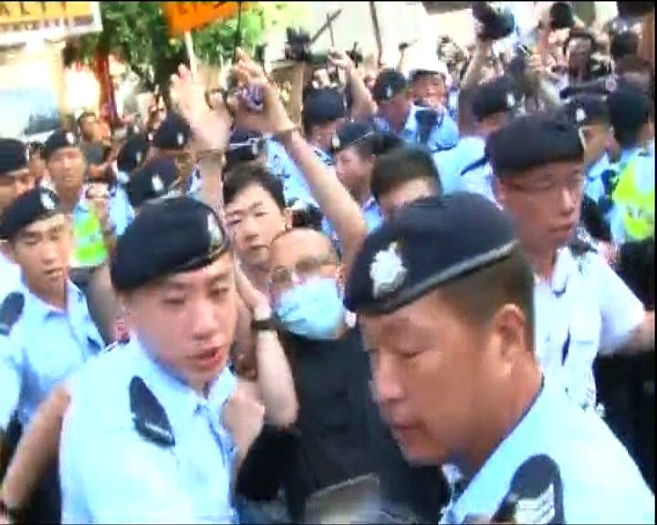 
愛港之聲街站發生衝突警帶走一男子