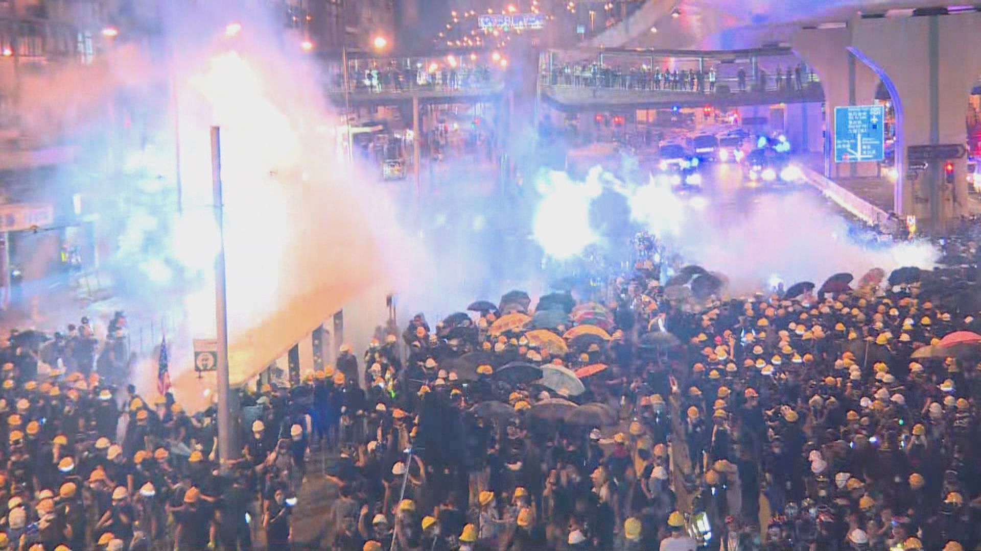 警方在上環施放催淚彈布袋彈等驅散示威者