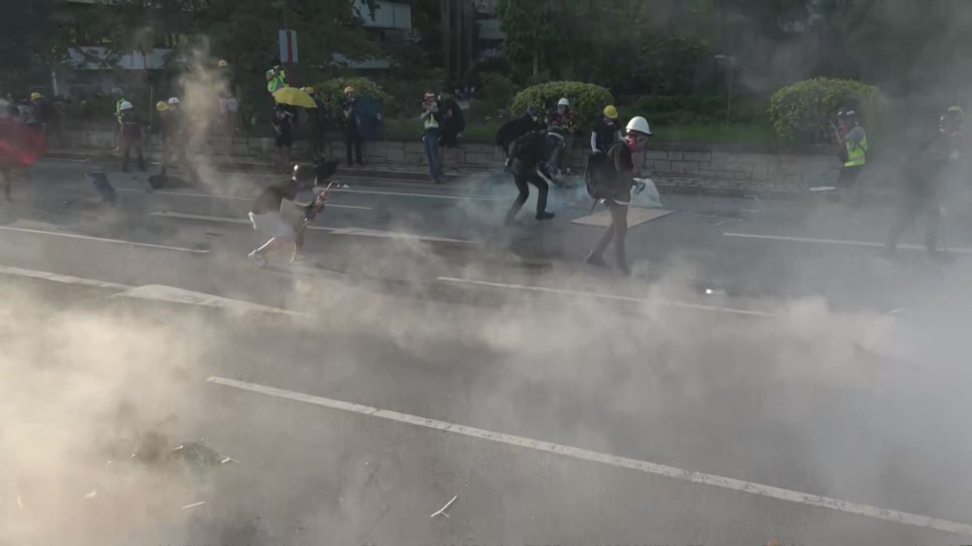 示威者堵塞近大埔警署外太和路　警放催淚彈