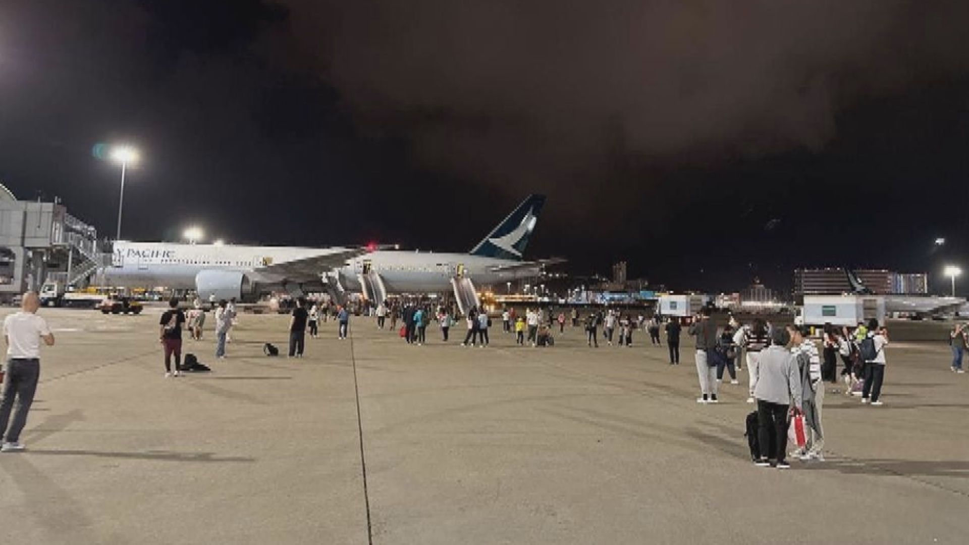 國泰赴美客機跑道起飛前疑爆胎折返  11乘客逃生梯疏散時受傷送院